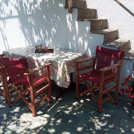 Traditional House In Akamatra Square Exterior photo
