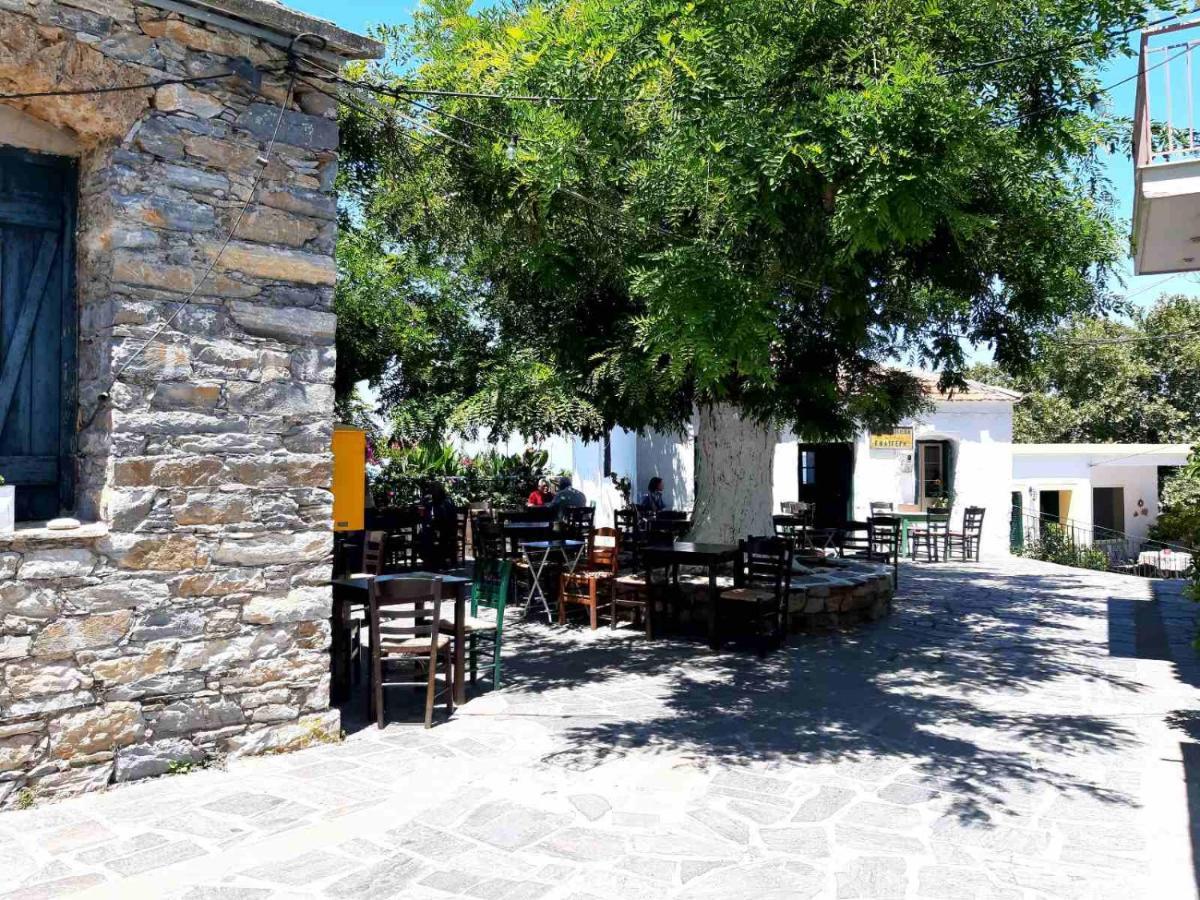 Traditional House In Akamatra Square Exterior photo
